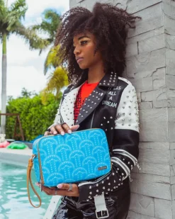 ILLUCHAINS TURQ TOILETRY BAG